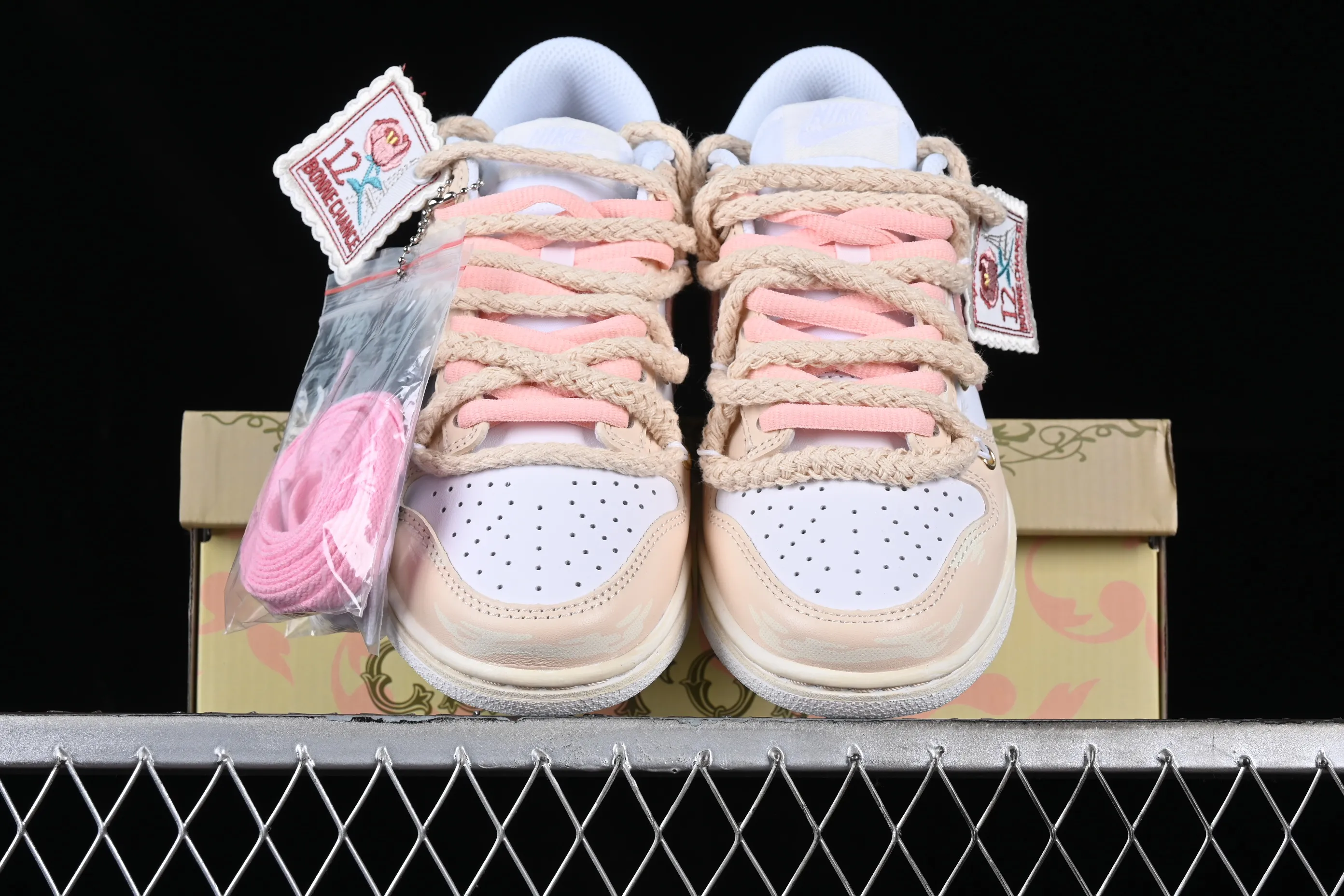 All Categories Nk SB Dunk Series Nk SB Dunk Low Low-top sneakers Nk Dunk Low Retro vibe style Rose cloth patch Brown and white distressed oxidation SB strap casual sneakers DH9765-100